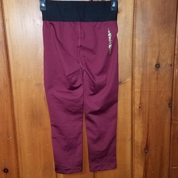 Her Universe Wonder Woman Capris NWOT - Picture 4 of 10